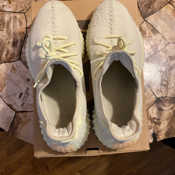 Yeezy 350 V2 butter - Picture 5 of 10